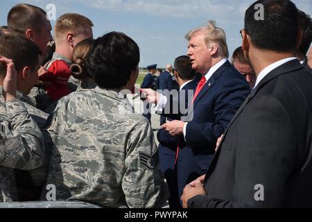 U.S presidente Donald Trump scuote le mani con i sostenitori all'arrivo in North Dakota Air National Guard Base Settembre 7, 2018 a Fargo, il Dakota del Nord. Foto Stock