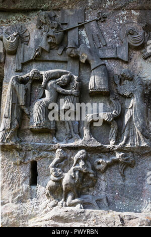 La discesa dalla Croce Cristiana rilievo medievale sulla pietra naturale pilastri a Externsteine. Teutoburger Wald regione, Lippe Germania entro il germe Foto Stock