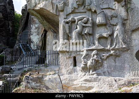 La discesa dalla Croce Cristiana rilievo medievale sulla pietra naturale pilastri a Externsteine. Teutoburger Wald regione, Lippe Germania entro il germe Foto Stock