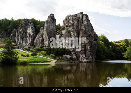 Il Externsteine sono un segno distintivo di formazione di roccia che si trova nel distretto di Lippe entro lo stato tedesco della Renania settentrionale-Vestfalia, non lontano dal Foto Stock