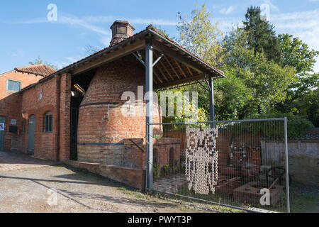 Farnham ceramiche, Wrecclesham, Surrey, Regno Unito. Esterno del grade II edifici in stile vittoriano e forno, un visitatore di attrazione e di lavorare in ceramica. Foto Stock