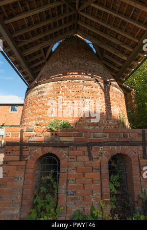 Farnham ceramiche, Wrecclesham, Surrey, Regno Unito. Esterno del grade II edifici in stile vittoriano e forno, un visitatore di attrazione e di lavorare in ceramica. Foto Stock