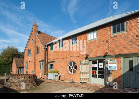 Farnham ceramiche, Wrecclesham, Surrey, Regno Unito. Esterno del grade II edifici in stile Vittoriano, un visitatore di attrazione e di lavorare in ceramica. Foto Stock