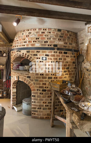 Un tradizionale forno o forno all'interno del caffè a Farnham in ceramica, Wrecclesham, Surrey, Regno Unito Foto Stock