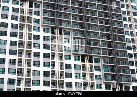 Una moderna facciata di edificio nella città di Pattaya, Thailandia Foto Stock