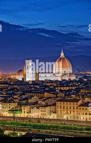Firenze Toscana - Paesaggio notturno con il Duomo di Santa Maria del Fiore architettura rinascimentale in Italia Foto Stock