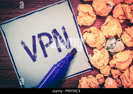 La scrittura della nota mostra VPN. Business photo vetrina reindirizza la connessione a Internet attraverso il server configurato. Foto Stock