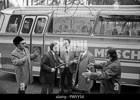 Deutscher Komponist und Dirigent Ernst Mosch und seine originale Egerländer Musikanten, Deutschland 1980er Jahre. Compositore tedesco e il conduttore Ernst Mosch e il suo originale Egerlaender Musikanten, Germania degli anni ottanta. Foto Stock