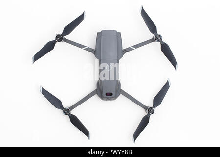 LONDON, Regno Unito - 18 ottobre 2018: DJI Mavic Pro 2 drone telecamera Antenna su uno sfondo bianco. Foto Stock