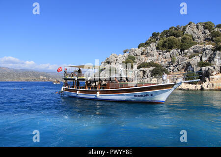 Turisti visitano la città sommersa off Kekova, denominata anche Caravola, che è una piccola isola turca nei pressi di Demre distretto della provincia di Antalya che è rivolta verso i villaggi di Kaleköy (antica Simena). Foto Stock