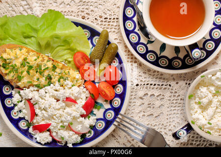 Sana colazione panino con uovo pasta bianca e formaggio Foto Stock