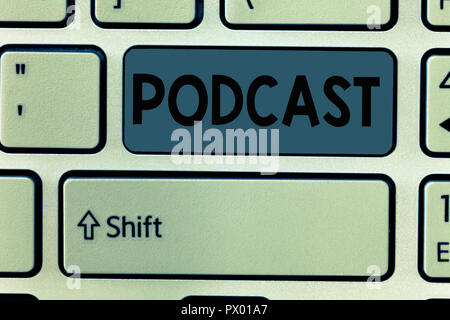 Testo della scrittura Podcast. Concetto significato Online media di trasmissione di intrattenimento multimediale audio digitale. Foto Stock