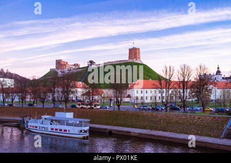 Il castello di Vilnius complesso e gita in barca sul fiume Neris. Vilnius, Lituania, Europa Foto Stock