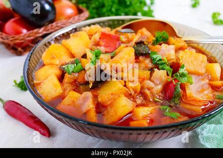 Delizioso stufato vegetale in una ciotola di vetro. Un piatto popolare di molti paesi del mondo. Menù vegetariano Foto Stock