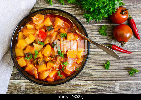 Delizioso stufato vegetale in una ciotola di vetro. Un piatto popolare di molti paesi del mondo. Menù vegetariano Foto Stock