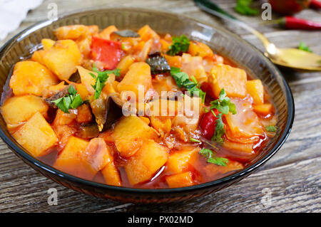 Delizioso stufato vegetale in una ciotola di vetro. Un piatto popolare di molti paesi del mondo. Menù vegetariano Foto Stock