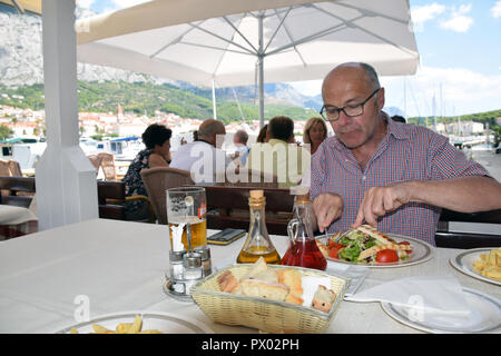 Turista nel ristorante, Makarska, Croazia, Sep 2018 Foto Stock