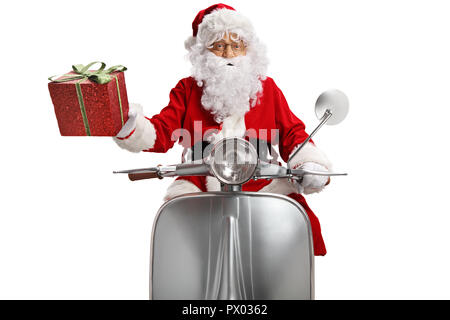 Babbo Natale con un presente a cavallo di un scooter vintage isolati su sfondo bianco Foto Stock