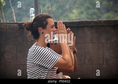 PEMUTERAN, BALI - Gennaio 2018: un sacerdote Indù eseguendo offerte in un tempio di Pemuteran a Bali, in Indonesia Foto Stock