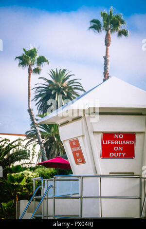Niente bagnino di turno segno su una vita stazione di guardia in Laguna Beach in California Foto Stock