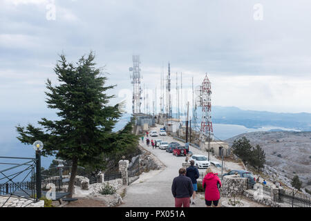Montanti di telecomunicazioni e antenne a Pantokrator, il punto più alto dell'isola greca di Corfù Foto Stock