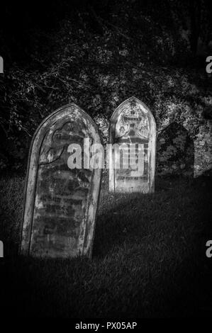 Viste monocromatica nel sagrato della chiesa di San Aldhelm, Bishopstrow, Warminster, Wiltshire, Regno Unito. Foto Stock