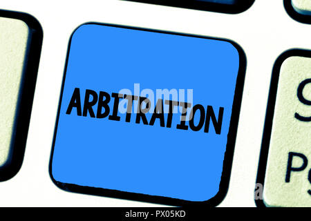 Scrittura testo scrittura di arbitrato. Concetto significato uso di un arbitro per dirimere una controversia la mediazione negoziale. Foto Stock