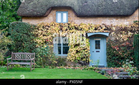 Cotswold stone cottage con tetto in paglia e giardino in autunno. Chipping Campden, Cotswolds, Inghilterra Foto Stock