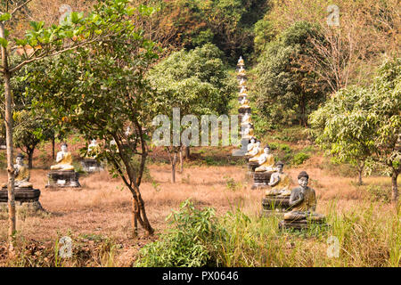 Righe di seduta statue di Buddha nel giardino Lumbini vicino Hpa-An in Myanmar Foto Stock