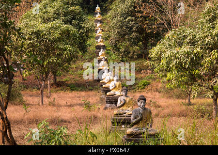 Righe di seduta statue di Buddha nel giardino Lumbini vicino Hpa-An in Myanmar Foto Stock