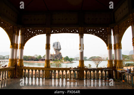 Il Pagoda Kyauk-Kalat con è magnifico rock formazione e tempio vicino Hpa-An in Myanmar Foto Stock