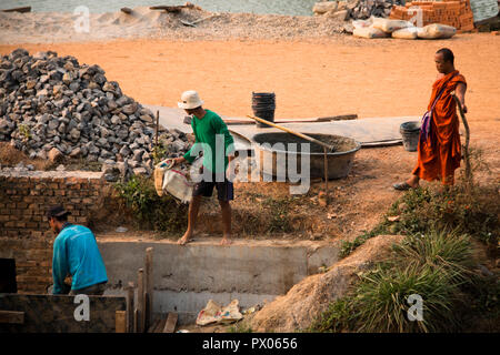 Di Hpa-an, MYANMAR - Marzo 2018: persone che lavorano nei pressi di Hpa-An in Myanmar Foto Stock