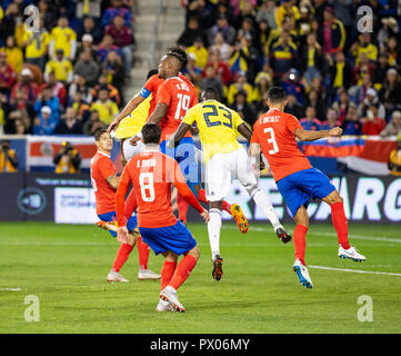 Harrison, NJ - Ottobre 16, 2018: i giocatori di entrambe le squadre di lotta per la sfera durante il cordiale partita di calcio tra Costa Rica e della Colombia alla Red Bull Arena la Colombia ha vinto 3 - 1 Foto Stock