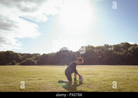 Giocatore di Rugby immissione rugby palla in campo Foto Stock