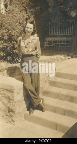 1940s donna sorridente, Merida, Yucatan, Messico. Foto Stock