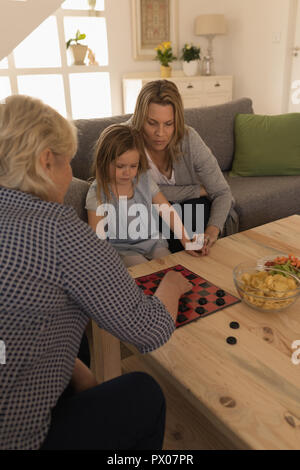 Multi-generazione famiglia giocando in salotto Foto Stock