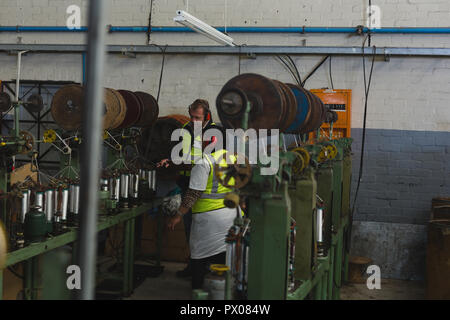 I lavoratori che operano in corda che l'industria Foto Stock