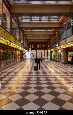 Uomo con un carrello bagaglio di Lucerna Palace galleria, Praga, Repubblica Ceca. Foto Stock