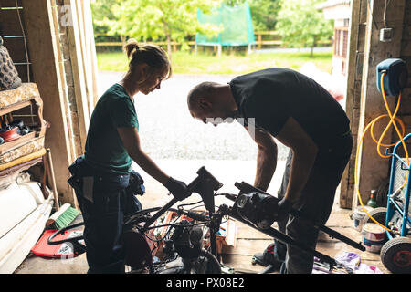 Riparazione meccanica moto nel garage Foto Stock