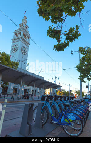 Ford Condividi stazione bike dalla stazione ferroviaria di fronte al Ferry Building a San Francisco, California, Stati Uniti Foto Stock