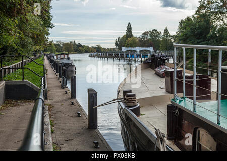 Barche ormeggiate a Teddington Lock,l'Inghilterra,UK Foto Stock