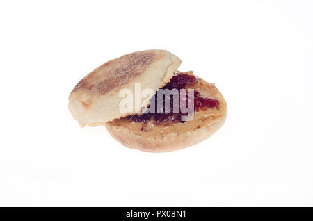 Burro di arachidi e confettura di fragole sandwichnon tostato muffin inglese Foto Stock