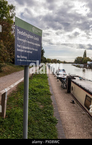 Un segnale di informazione dell'Agenzia dell'ambiente a Teddington Lock,l'Inghilterra,UK Foto Stock