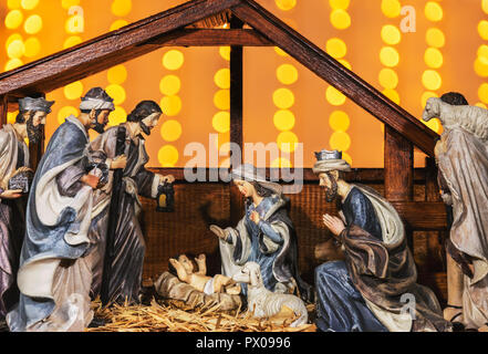 Presepe di Natale scena con figurine compresi Gesù, Maria e Giuseppe, gli ovini e i re magi. Foto Stock