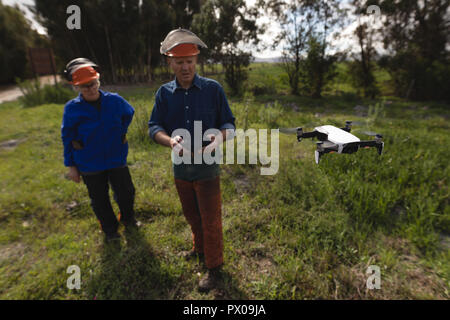 Due dei boscaioli drone di funzionamento Foto Stock