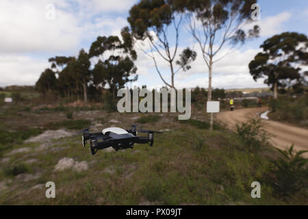 Drone sospeso in aria Foto Stock