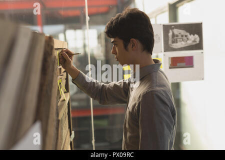 Dirigenti maschi lavoro in ufficio Foto Stock