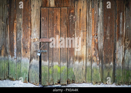 Vecchio legno stagionato chiuso e sportello bloccato Foto Stock