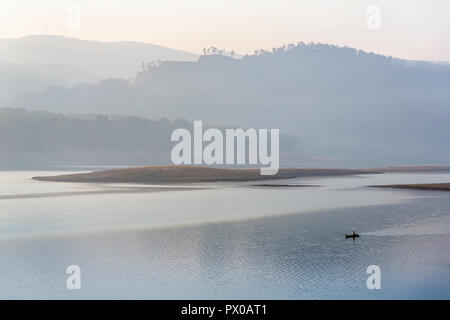 Fisherman barca a remi sulla bara Pani Lago, Siloe, Meghalaya, India Foto Stock