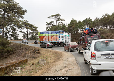Il traffico su strada di montagna, Meghalaya, India Foto Stock